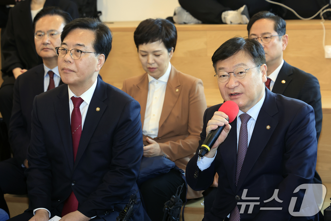 (서울=뉴스1) 박정호 기자 = 정점식 국민의힘 정책위의장이 25일 오전 서울시 영등포구 여의대로 디지털자산거래소 코인원에서 열린 디지털자산 과세제도 개선 관련 현장 간담회에서 인 …