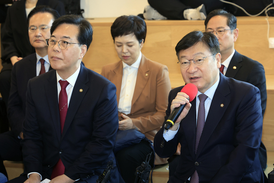 간담회 인사말 하는 정점식 정책위의장