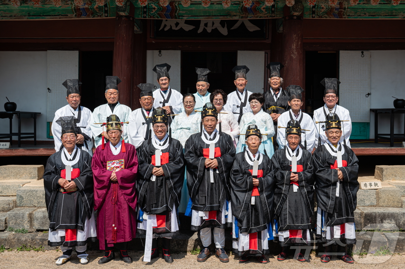 (청양=뉴스1) 이동원 기자 = 정산향교(전교 윤완수)는 지난 24일 대성전에서 공기 2577년(2026년) 춘기 석전대제를 봉행했다.석전대제는 성균관을 비롯해 전국 향교에서 매년 …