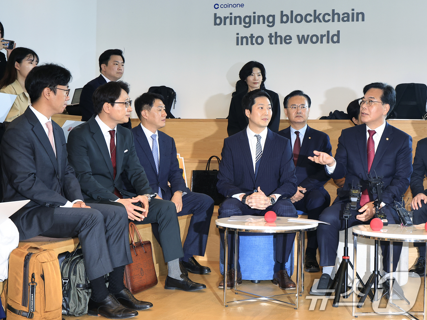 (서울=뉴스1) 박정호 기자 = 송언석 국민의힘 원내대표(오른쪽)가 25일 오전 서울시 영등포구 여의대로 디지털자산거래소 코인원에서 열린 국민의힘 디지털자산 과세제도 개선 관련 현 …