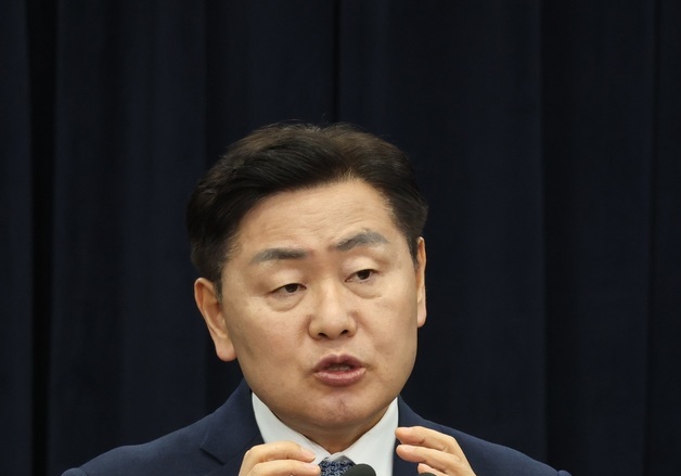 질의에 답변하는 김관영 도지사