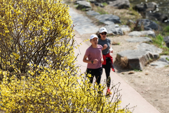 '최고 23도' 완연한 봄 날씨…전국 곳곳 미세먼지 '나쁨'[오늘날씨]