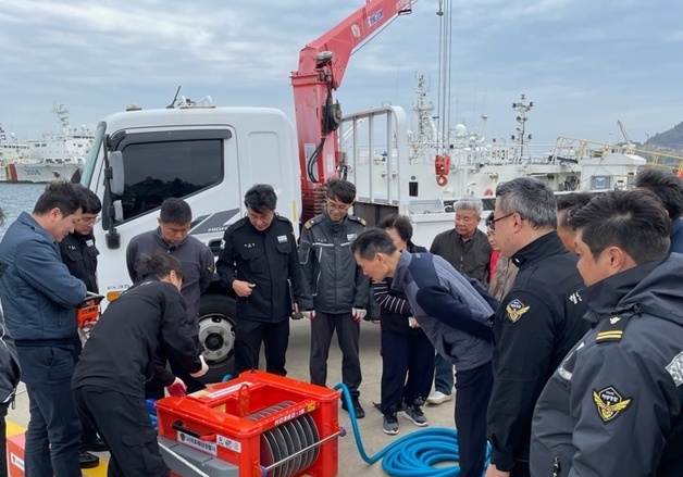 서귀포해경, 해상 오염 방제 '로봇형 유회수기' 도입