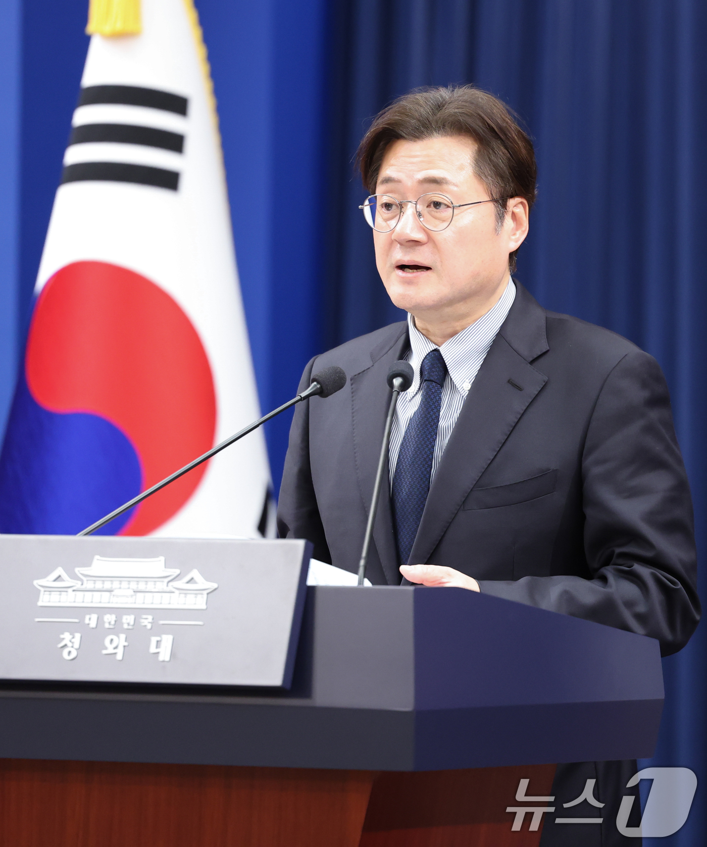 (서울=뉴스1) 허경 기자 = 홍익표 정무수석이 25일 청와대 춘추관에서 청와대 비상경제상황실 구성 관련 브리핑을 하고 있다. 2026.3.25/뉴스1