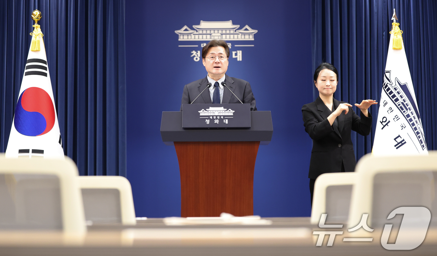 (서울=뉴스1) 허경 기자 = 홍익표 정무수석이 25일 청와대 춘추관에서 청와대 비상경제상황실 구성 관련 브리핑을 하고 있다. 2026.3.25/뉴스1