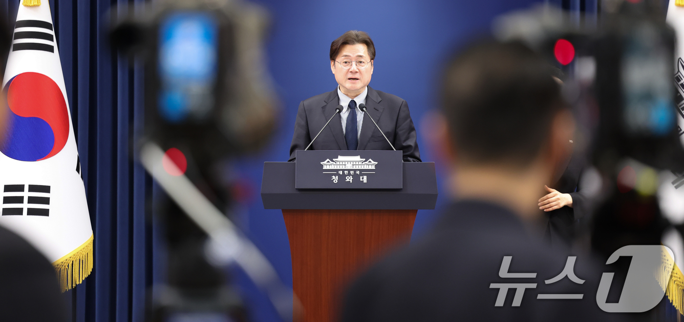 (서울=뉴스1) 허경 기자 = 홍익표 정무수석이 25일 청와대 춘추관에서 청와대 비상경제상황실 구성 관련 브리핑을 하고 있다. 2026.3.25/뉴스1