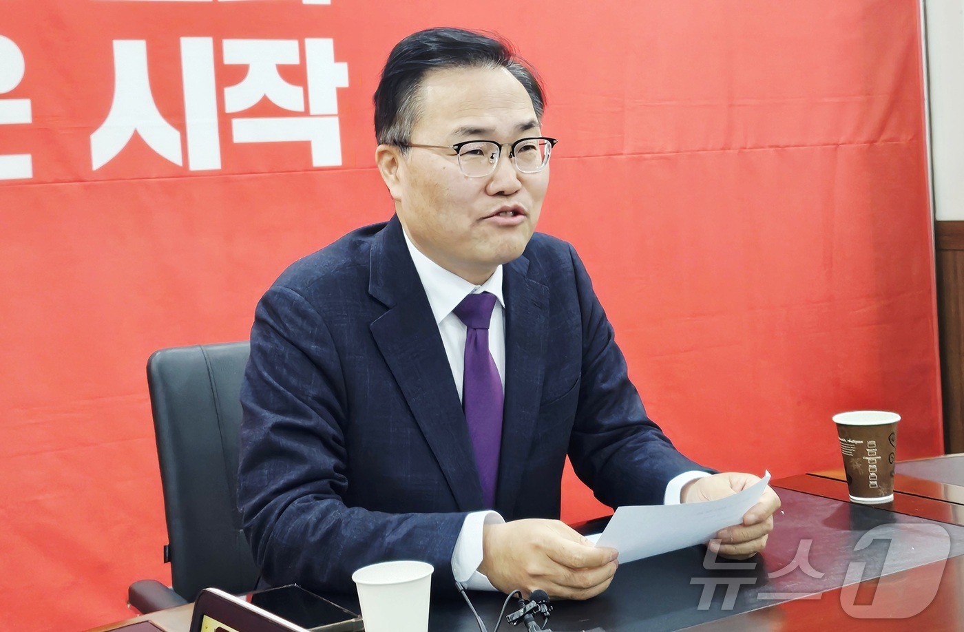 (대구=뉴스1) 남승렬 기자 = 6·3 지방선거 국민의힘 대구시장 홍석준 예비후보가 25일 대구 수성구 국민의힘 대구시당에서 기자회견을 열고 있다. 2026.3.25/뉴스1