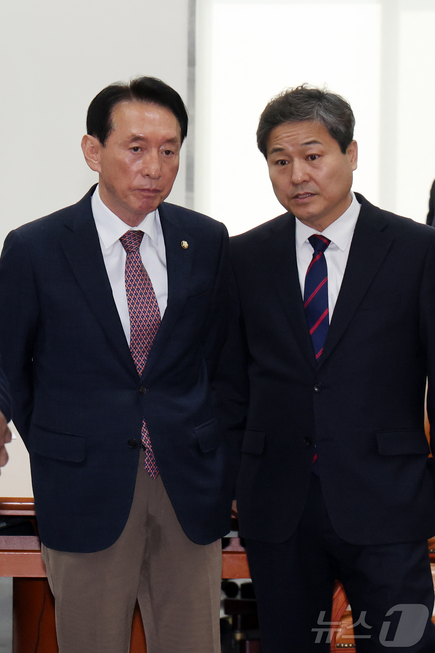 (서울=뉴스1) 황기선 기자 = 김석기 국회 외교통일위원회 위원장과 김영배 여당 간사가 25일 오전 서울 여의도 국회에서 주 이란대사와 면담 전 대화를 나누고 있다.  2026.3 …