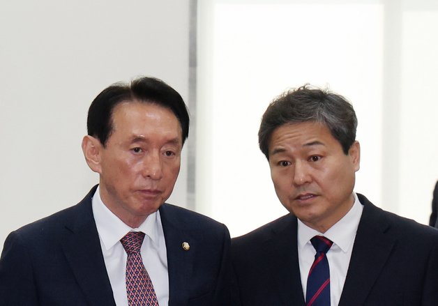 대화 나누는 김석기·김영배