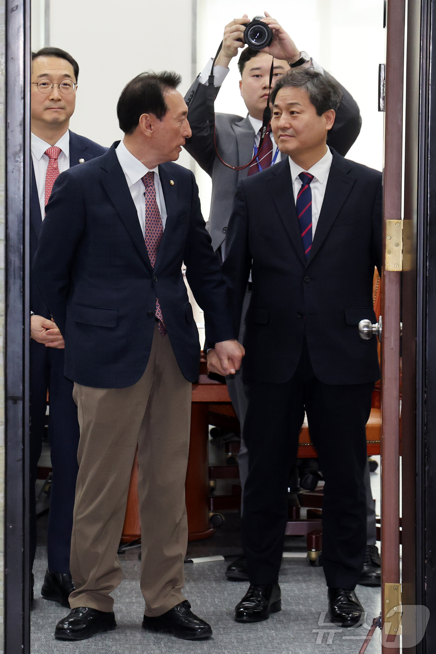 (서울=뉴스1) 황기선 기자 = 김석기 국회 외교통일위원회  위원장과 김영배 여당 간사가 25일 오전 서울 여의도 국회에서 주 이란대사와 면담 전 손을 잡고 대화를 나누고 있다. …