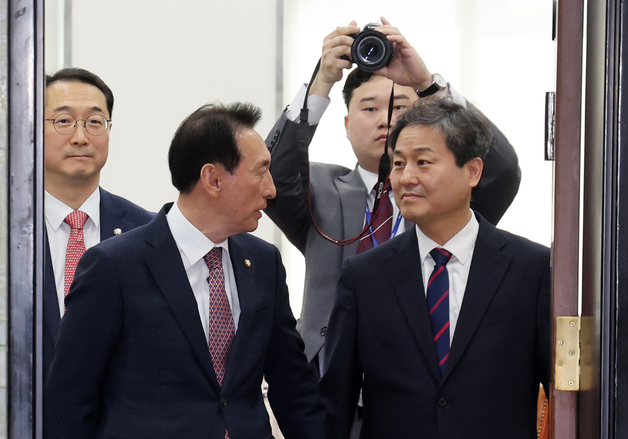 손 잡고 대화하는 與·野