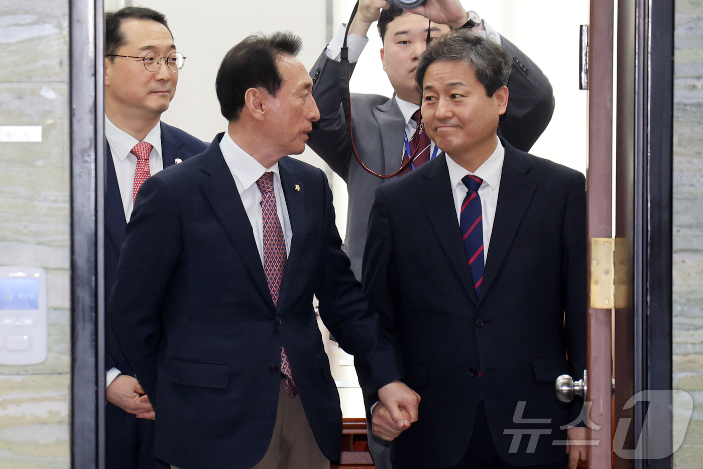 (서울=뉴스1) 황기선 기자 = 김석기 국회 외교통일위원회 위원장과 김영배 여당 간사가 25일 오전 서울 여의도 국회에서 주 이란대사와 면담 전 손을 잡고 대화를 나누고 있다. …