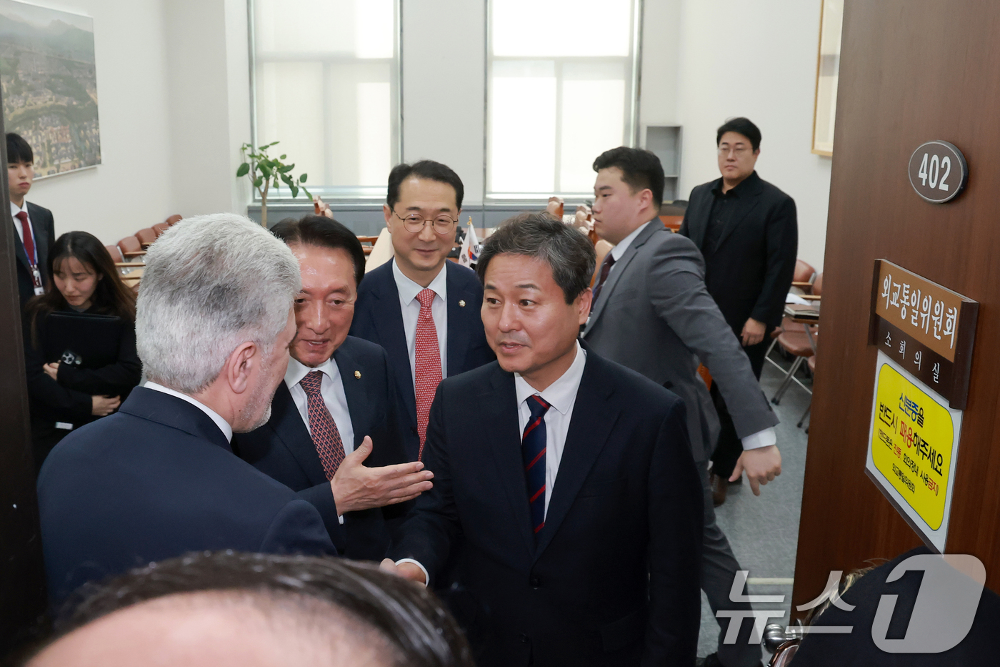 (서울=뉴스1) 황기선 기자 = 사이드 쿠제치 주한이란대사가 25일 서울 여의도 국회에서 외교통일위원장인 국민의힘 김석기 의원, 여야 간사인 더불어민주당 김영배 의원·국민의힘 김건 …