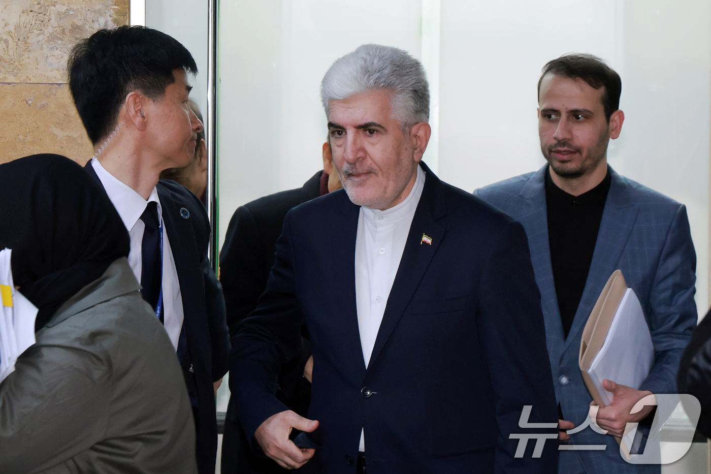 (서울=뉴스1) 황기선 기자 = 사이드 쿠제치 주한이란대사가 25일 서울 여의도 국회에서 외교통일위원장인 국민의힘 김석기 의원과 면담하기 위해 외통위 소회의실로 향하고 있다. (공 …