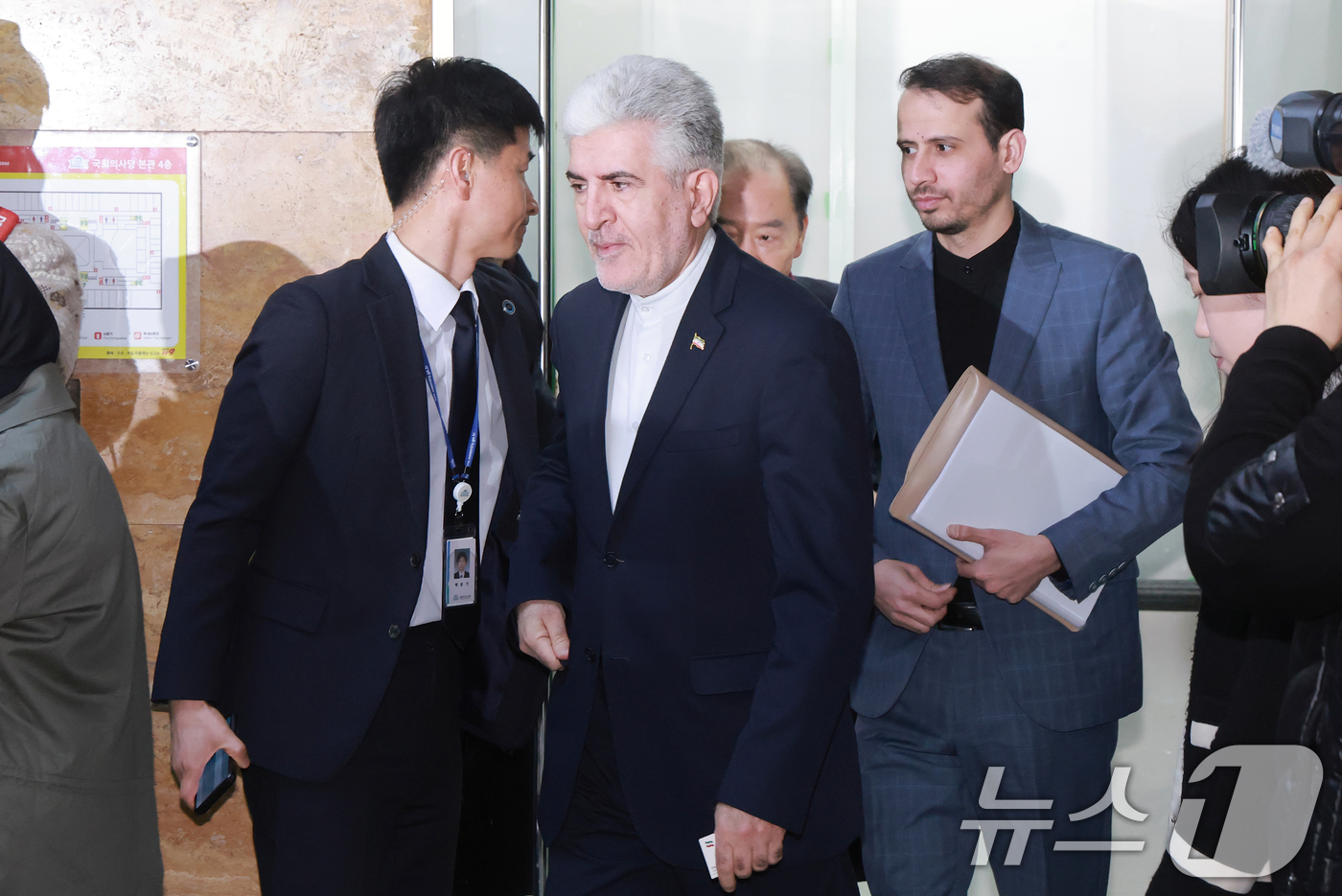 (서울=뉴스1) 황기선 기자 = 사이드 쿠제치 주한이란대사가 25일 서울 여의도 국회에서 외교통일위원장인 국민의힘 김석기 의원과 면담하기 위해 외통위 소회의실로 향하고 있다. (공 …