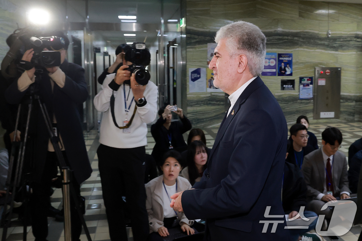 (서울=뉴스1) 황기선 기자 = 사이드 쿠제치 주한이란대사가 25일 서울 여의도 국회에서 외교통일위원장인 국민의힘 김석기 의원과 면담하기 위해 외통위 소회의실로 향하고 있다. (공 …