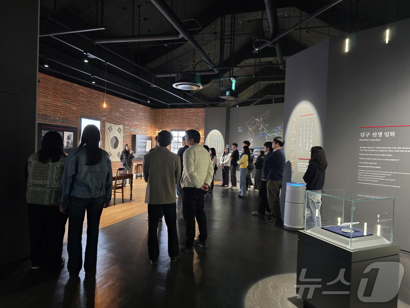 (예산=뉴스1) 이동원 기자 = 예산군은 지난 24일 매헌학당 프로그램실에서 재직 5년 이하 공무원을 대상으로 ‘윤봉길 의사 바로알기’ 교육을 2회에 걸쳐 운영했다.이번 교육은 지 …