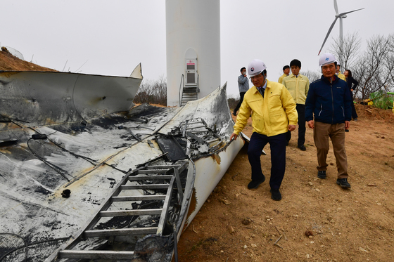 영덕 풍력발전기 화재…경찰 "발전기 내부 탈출 장구 적절성 조사"