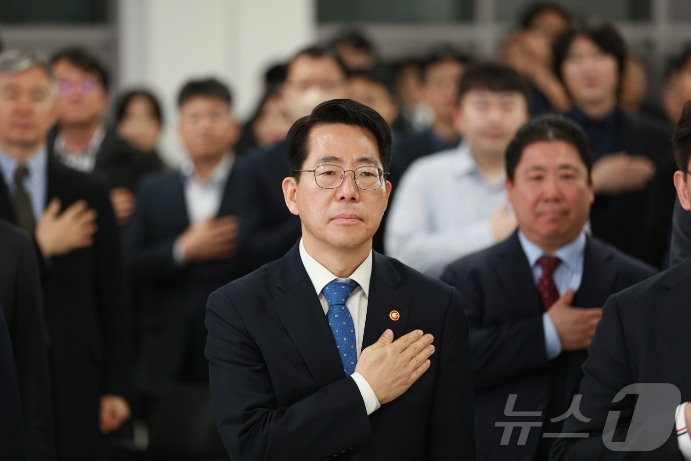 (부산=뉴스1) 임순택 기자 = 황종우 해양수산부 장관이 25일 부산 해양수산부 별관 대회의실에서 열린 취임식에서 국기에 대한 경례하고 있다. 2026.3.25/뉴스1