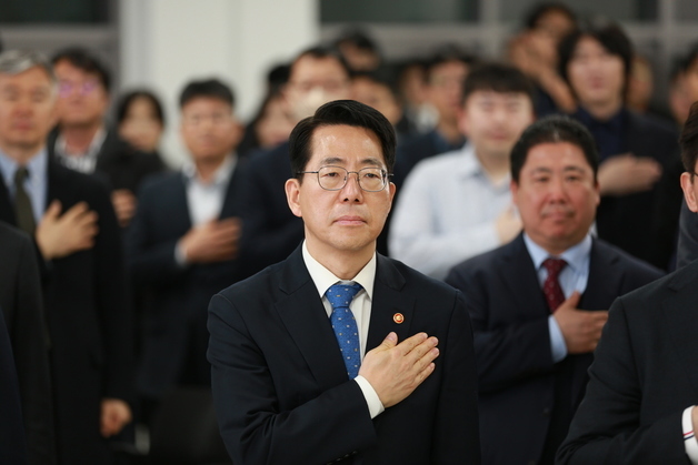 국민의례하는 황종우 해양수산부 장관