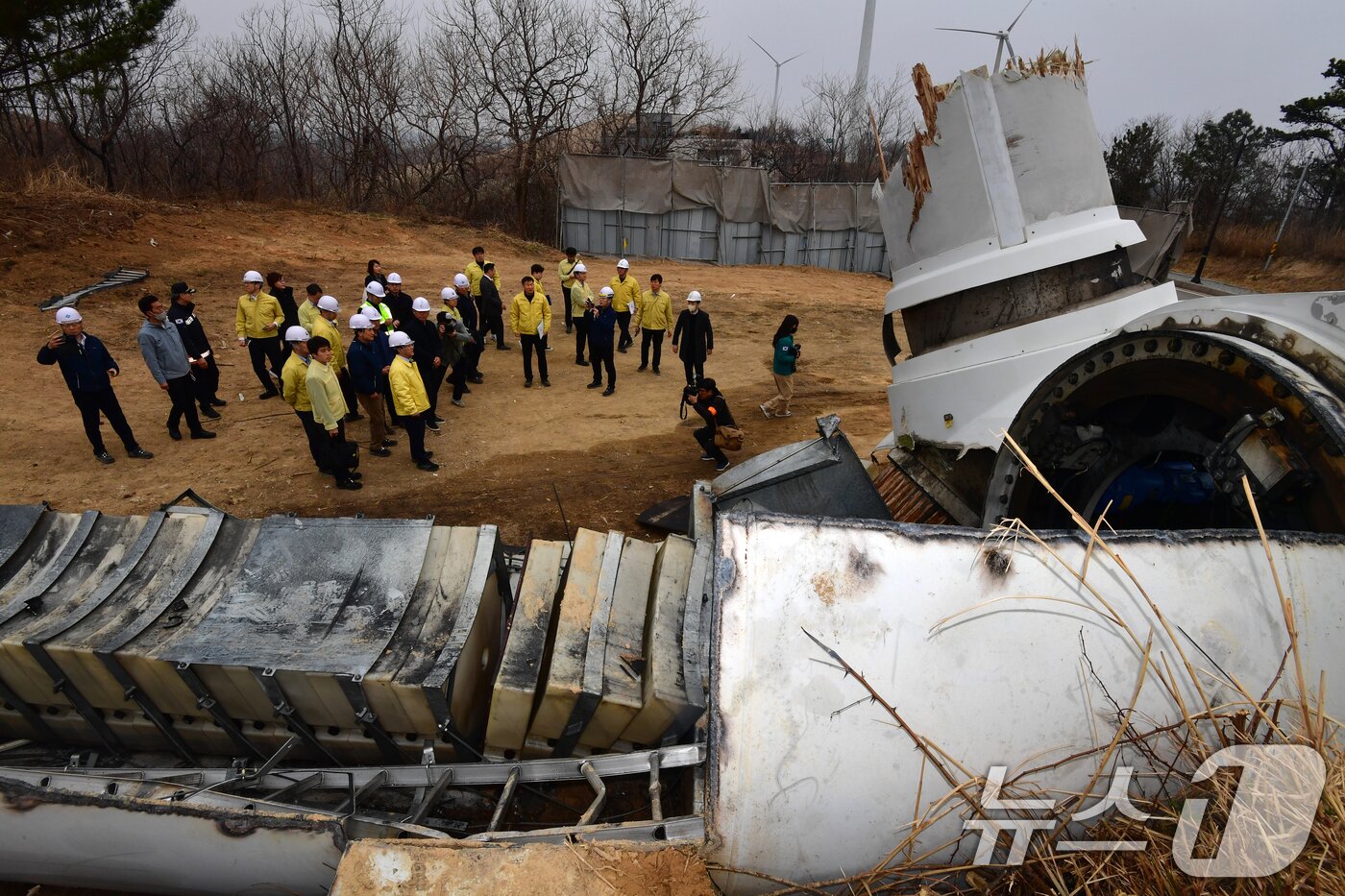 본문 이미지 - 김성환 기후에너지환경부 장관이 25일 지난달 2일 발생한 경북 영덕군 창포풍력발전단지 꺾임 사고 현장을 찾아 파손된 발전기 부품을 확인하고 있다.2026.3.25 ⓒ 뉴스1 최창호 기자