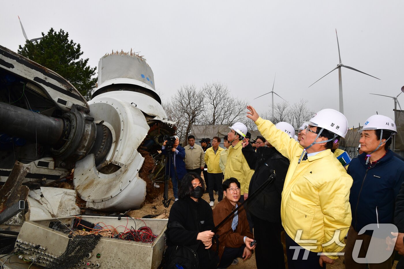 본문 이미지 - 김성환 기후에너지환경부 장관이 25일 지난달 2일 발생한 경북 영덕군 창포풍력발전단지 사고 현장을 찾아 파손된 발전기 부품을 확인하고 있다.2026.3.25 ⓒ 뉴스1 최창호 기자