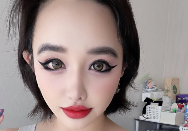 박봄, 생일 맞이 셀카 공개…강렬한 레드립 메이크업 [N샷]