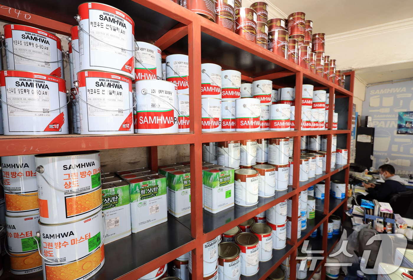 (서울=뉴스1) 이호윤 기자 = 중동 사태가 장기화로 나프타 품귀 현상이 나타나며 국내 페인트 기업들이 전방위 가격 인상에 나섰다. 25일 업계에 따르면 KCC는 다음 달 6일부터 …