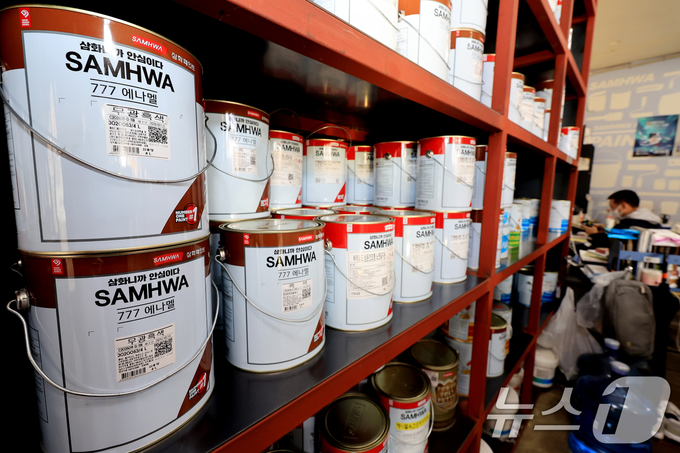 (서울=뉴스1) 이호윤 기자 = 중동 사태가 장기화로 나프타 품귀 현상이 나타나며 국내 페인트 기업들이 전방위 가격 인상에 나섰다. 25일 업계에 따르면 KCC는 다음 달 6일부터 …