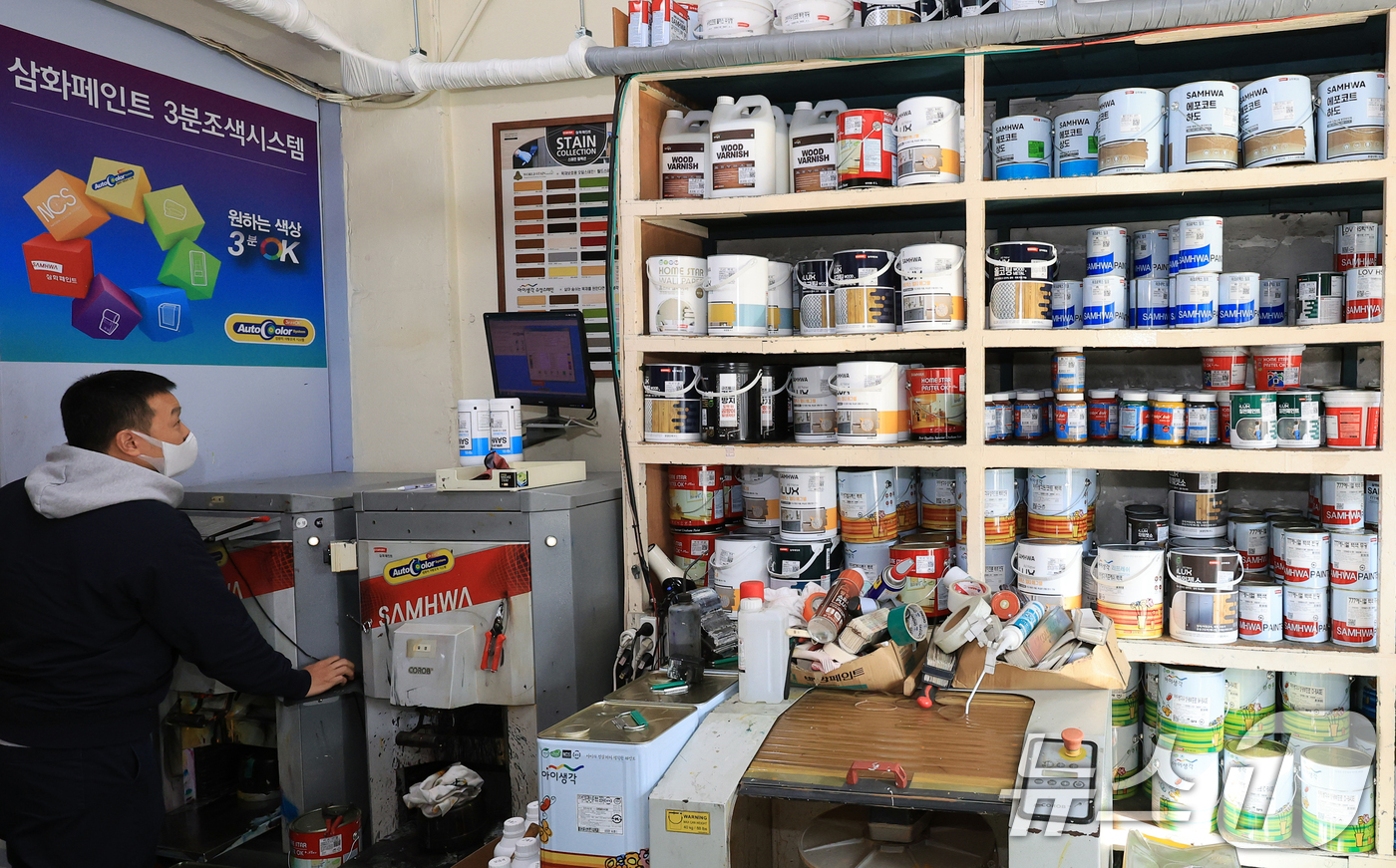 (서울=뉴스1) 이호윤 기자 = 중동 사태가 장기화로 나프타 품귀 현상이 나타나며 국내 페인트 기업들이 전방위 가격 인상에 나섰다. 25일 업계에 따르면 KCC는 다음 달 6일부터 …