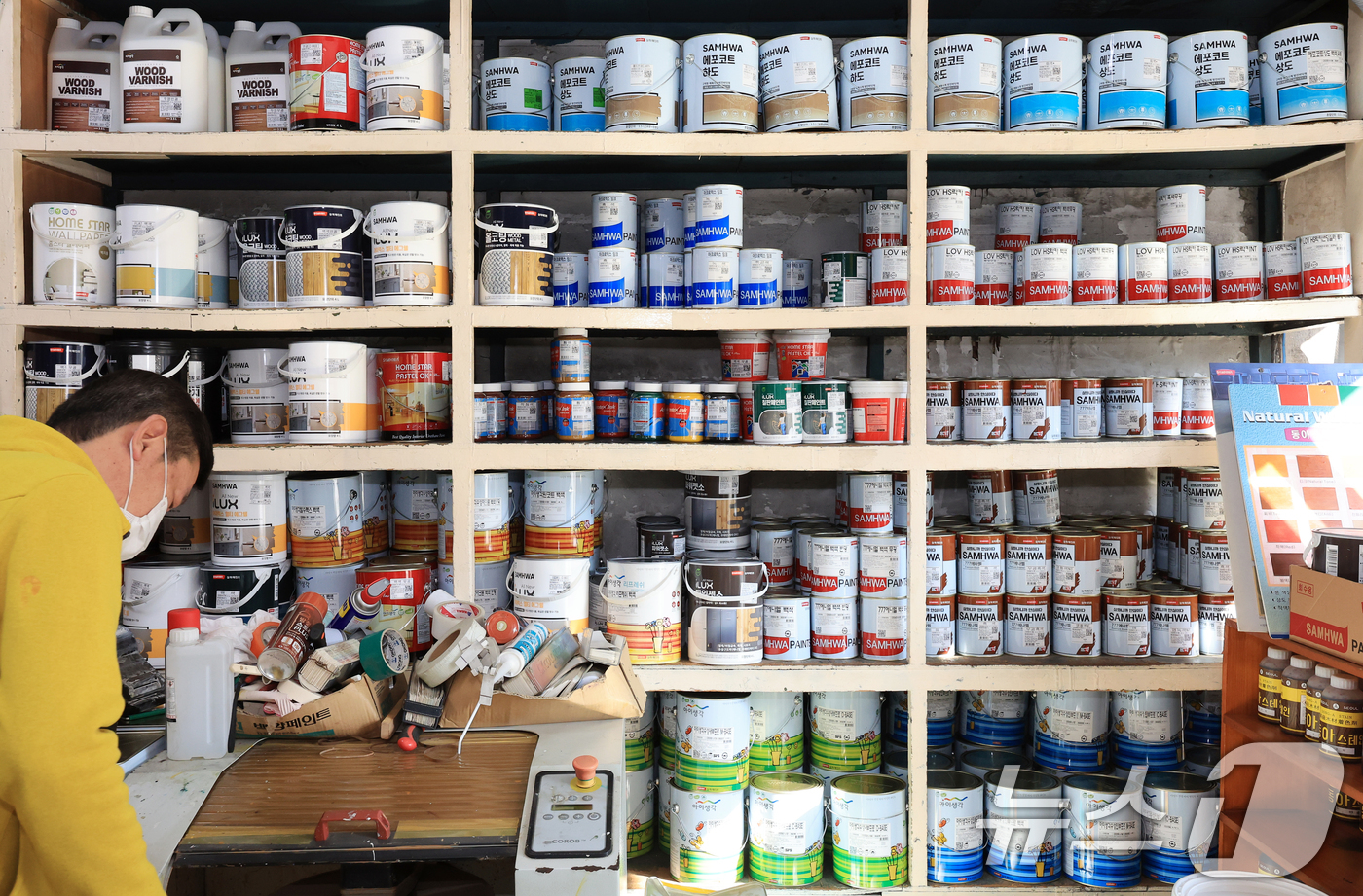 (서울=뉴스1) 이호윤 기자 = 중동 사태가 장기화로 나프타 품귀 현상이 나타나며 국내 페인트 기업들이 전방위 가격 인상에 나섰다. 25일 업계에 따르면 KCC는 다음 달 6일부터 …