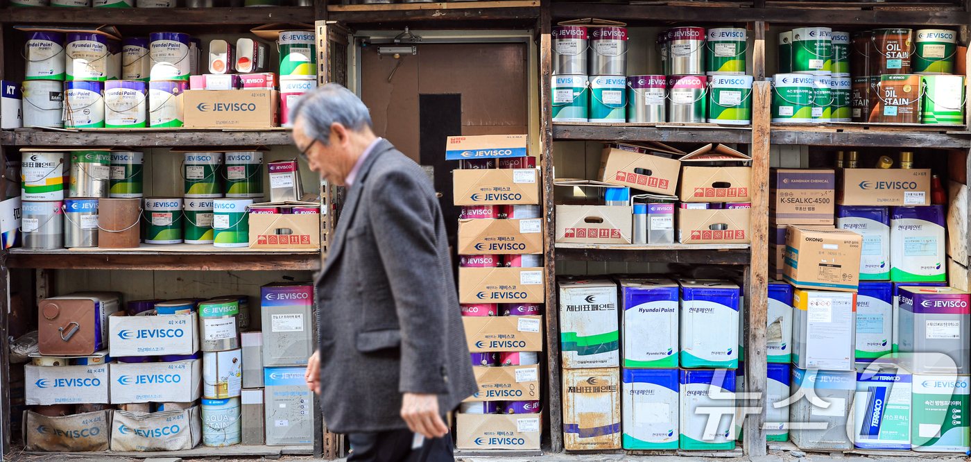 (서울=뉴스1) 이호윤 기자 = 중동 사태가 장기화로 나프타 품귀 현상이 나타나며 국내 페인트 기업들이 전방위 가격 인상에 나섰다. 25일 업계에 따르면 KCC는 다음 달 6일부터 …