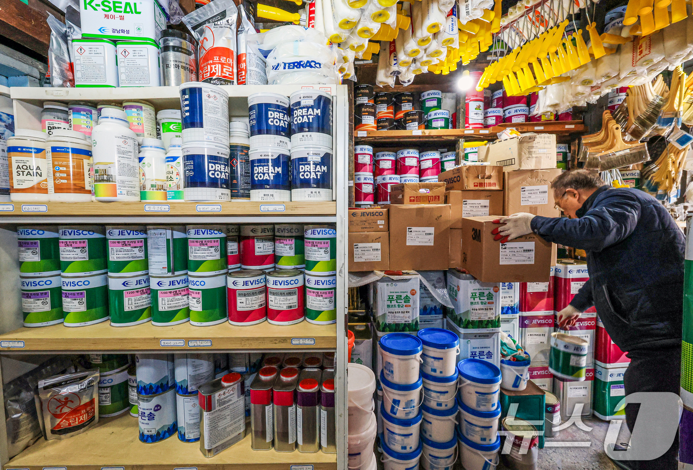 (서울=뉴스1) 이호윤 기자 = 중동 사태가 장기화로 나프타 품귀 현상이 나타나며 국내 페인트 기업들이 전방위 가격 인상에 나섰다. 25일 업계에 따르면 KCC는 다음 달 6일부터 …