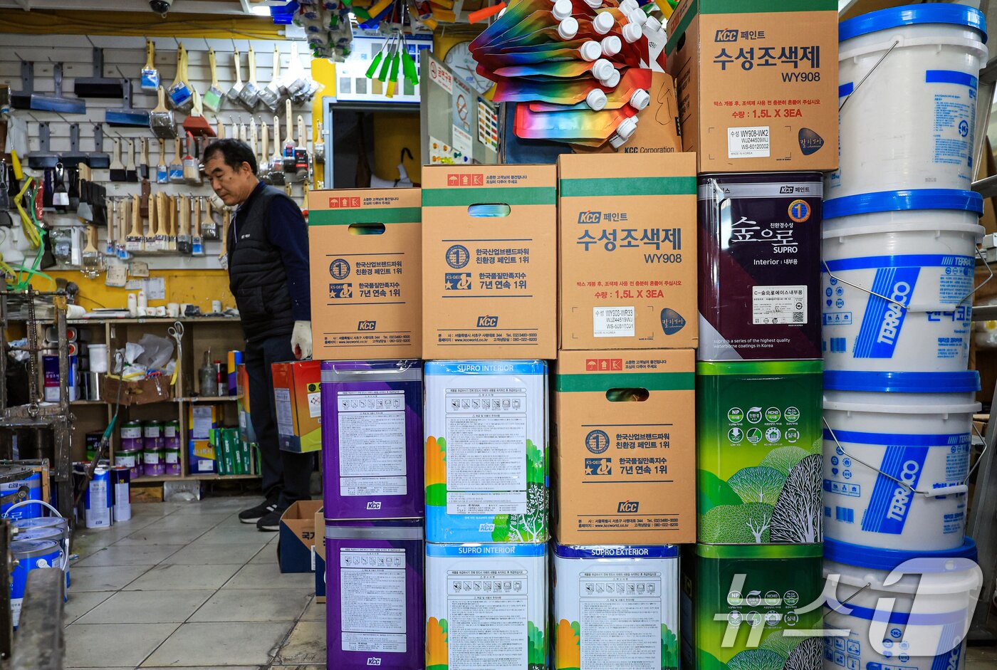 본문 이미지 - 서울의 한 페인트 판매 대리점에서 관계자가 물품을 정리하는 모습. 2026.3.25 ⓒ 뉴스1 이호윤 기자