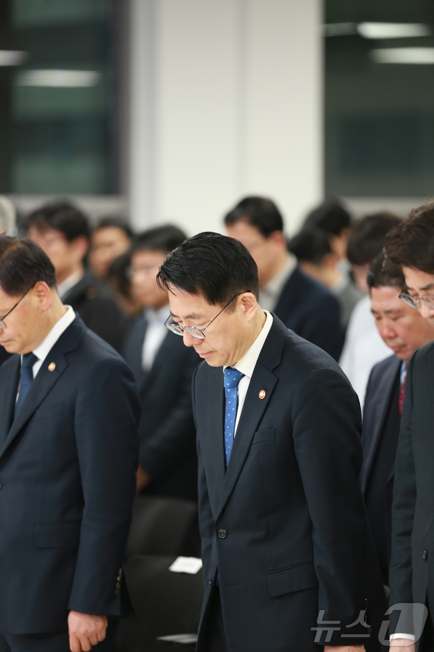 (부산=뉴스1) 임순택 기자 = 황종우 해양수산부장관이 25일 부산 해양수산부 별관 대회의실에서 열린 취임식에서 묵념하고 있다. 2026.3.25/뉴스1