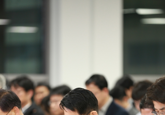 묵념하는 황종우 해양수산부 장관