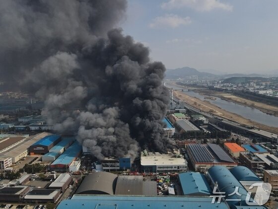 본문 이미지 -  안전공업 공장 화재 당시 모습. 2026.3.20 ⓒ 뉴스1 김기태 기자