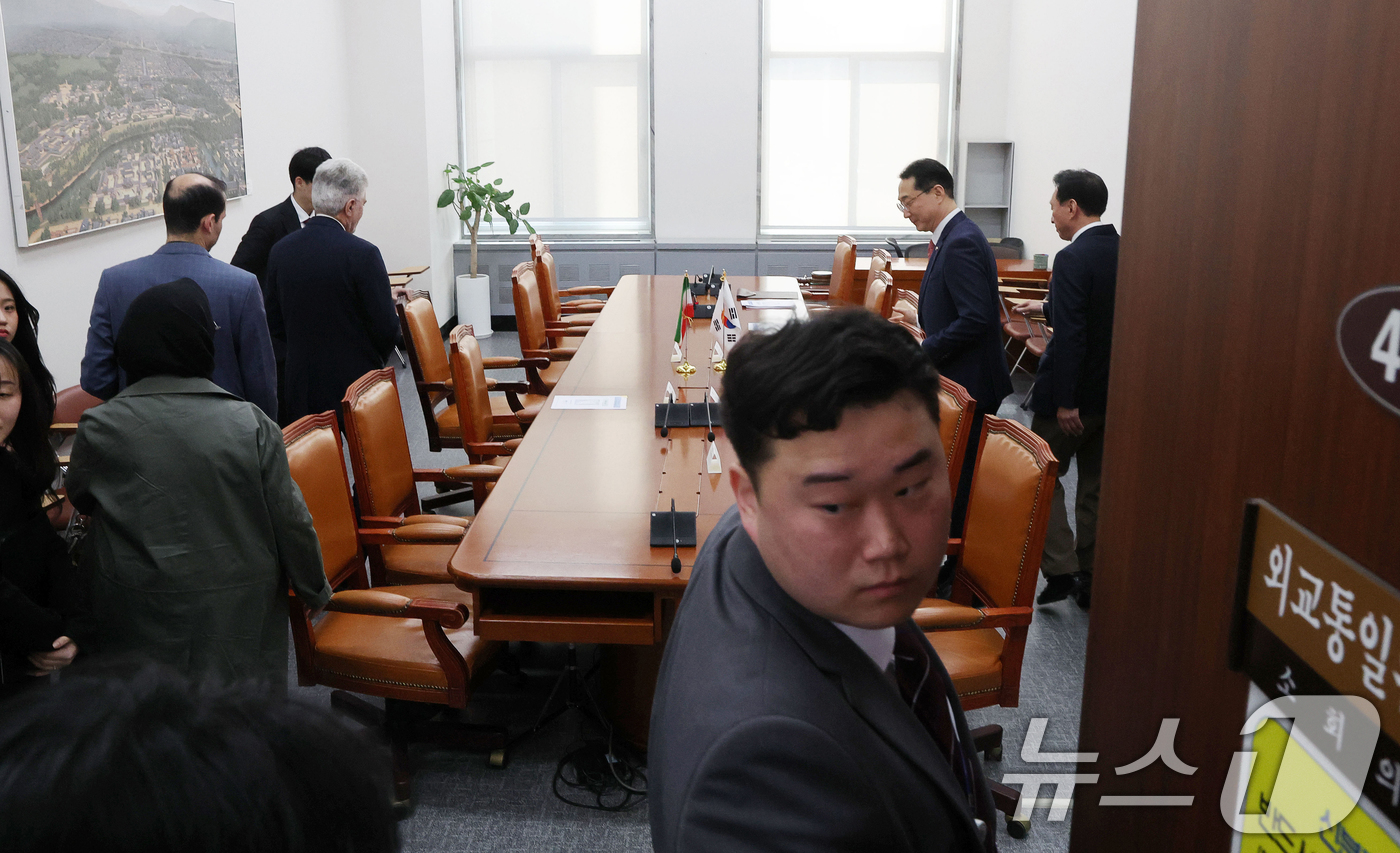 (서울=뉴스1) 황기선 기자 = 사이드 쿠제치 주한 이란 대사가 25일 오전 서울 여의도 국회에서 김석기 외교통일위원장 및 여야 간사들과 면담을 하기 위해 자리에 앉고 있다. (공 …
