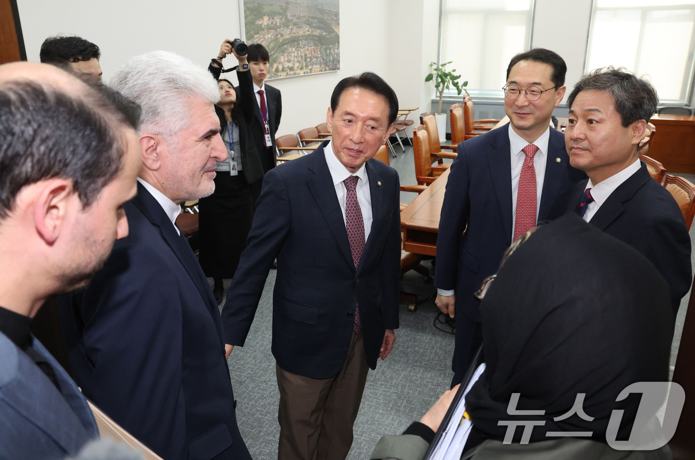 (서울=뉴스1) 황기선 기자 = 사이드 쿠제치 주한 이란 대사가 25일 오전 서울 여의도 국회에서 김석기 외교통일위원장 및 여야 간사들과 면담 전 인사를 나누고 있다. (공동취재) …