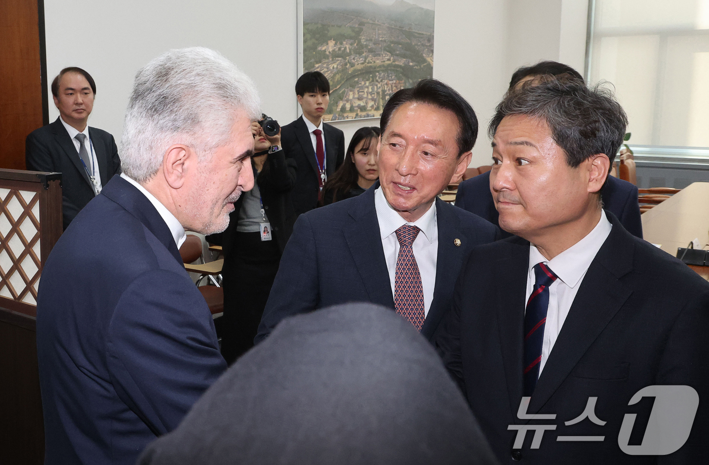 (서울=뉴스1) 황기선 기자 = 사이드 쿠제치 주한 이란 대사가 25일 오전 서울 여의도 국회에서 김영배 외교통일위원회 여당 간사와 인사를 나누고 있다. (공동취재) 2026.3. …