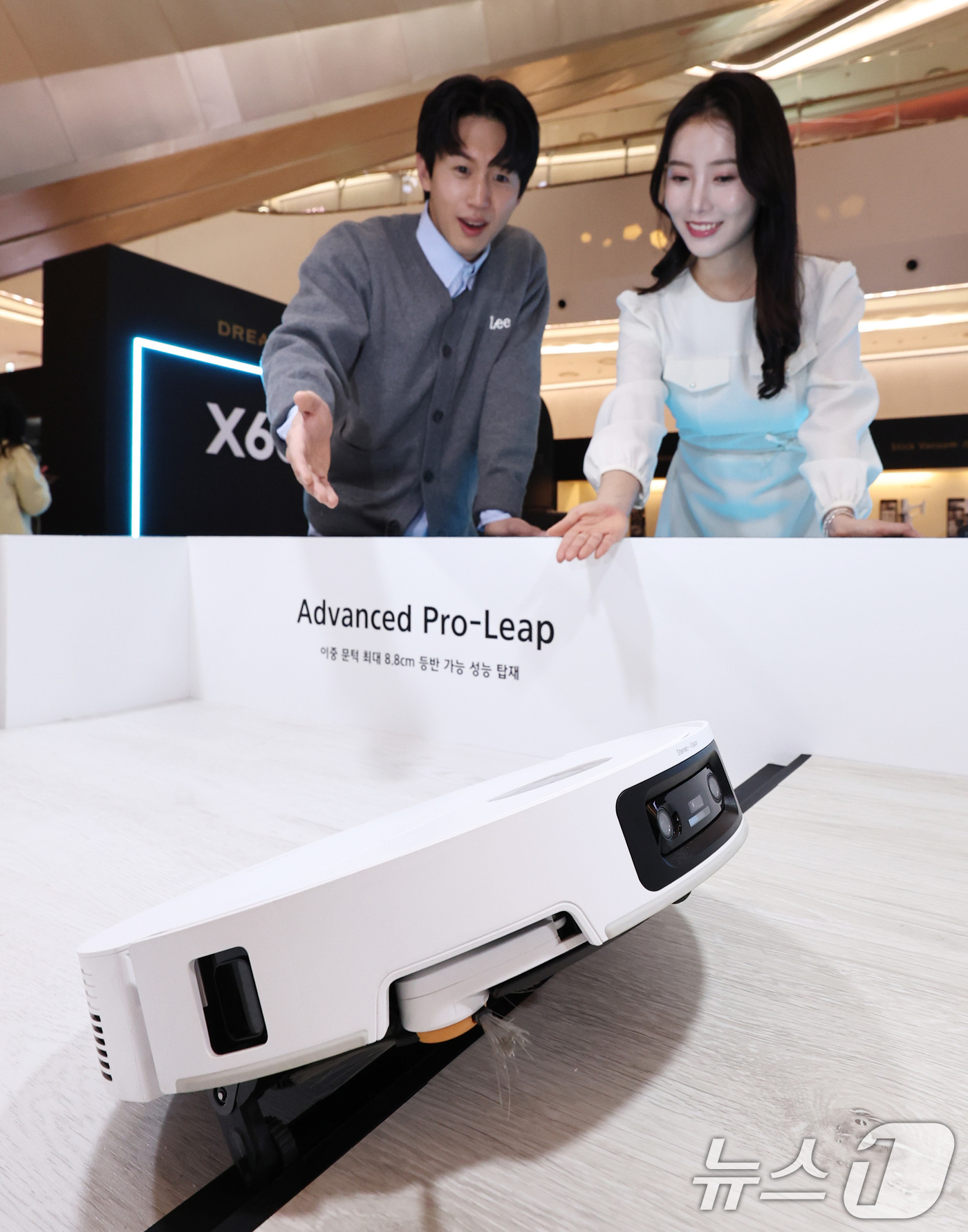 (서울=뉴스1) 구윤성 기자 = 25일 오전 서울 송파구 롯데월드몰 1층 아트리움에 문을 연 스마트홈 청소 가전 브랜드 '드리미'의 팝업스토어에서 모델들이 새로 출시한 로봇청소기 …