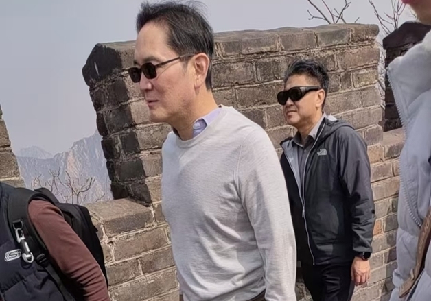 "이재용 회장 만리장성서 봤다"…中SNS 올라온 선글라스 착장 화제