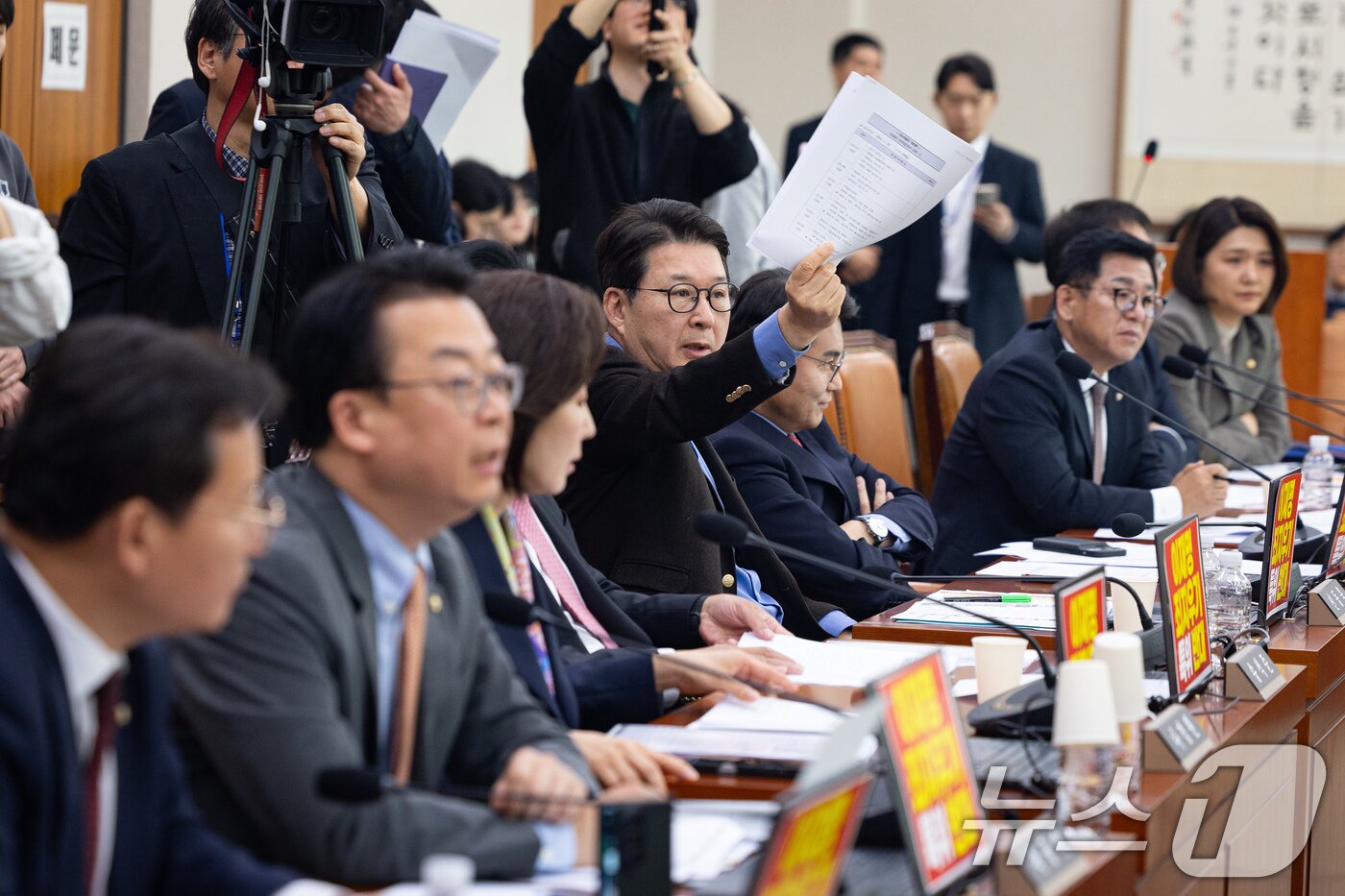 본문 이미지 - 신동욱 국민의힘 의원이 25일 서울 여의도 국회에서 열린 제433회 국회(임시회) 윤석열 정권 정치검찰 조작기소 의혹 사건 진상규명 국정조사특별위원회 제2차 전체회의에서 의사진행에 항의하고 있다. 2026.3.25 ⓒ 뉴스1 유승관 기자