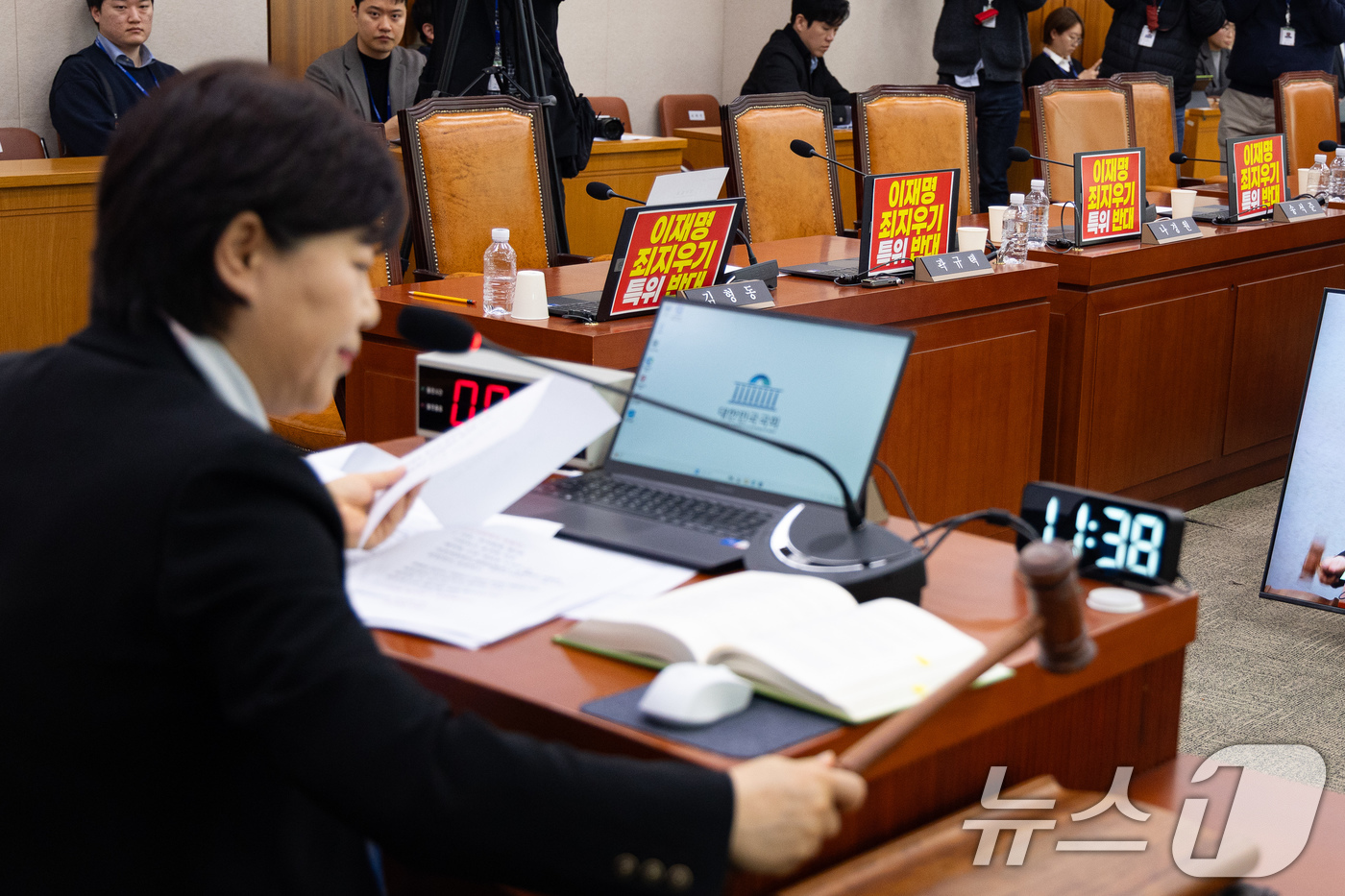 (서울=뉴스1) 유승관 기자 = 서영교 위원장이 25일 서울 여의도 국회에서 열린 제433회 국회(임시회) 윤석열 정권 정치검찰 조작기소 의혹 사건 진상규명 국정조사특별위원회 제2 …