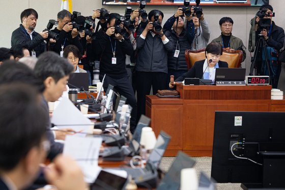 의사봉 두드리는 서영교 위원장