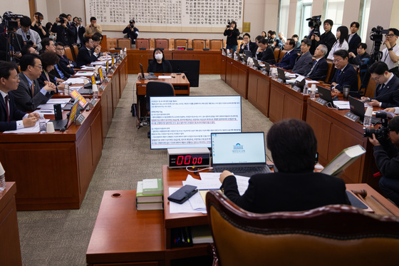 국회법 해설서 내용 설명하는 서영교 위원장