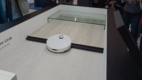 본문 이미지 - 드리미의 로봇청소기 'X60' 시리즈 제품이 8.8㎝ 이중 문턱을 넘고 있다. 2026. 3 25/뉴스1 황진중 기자