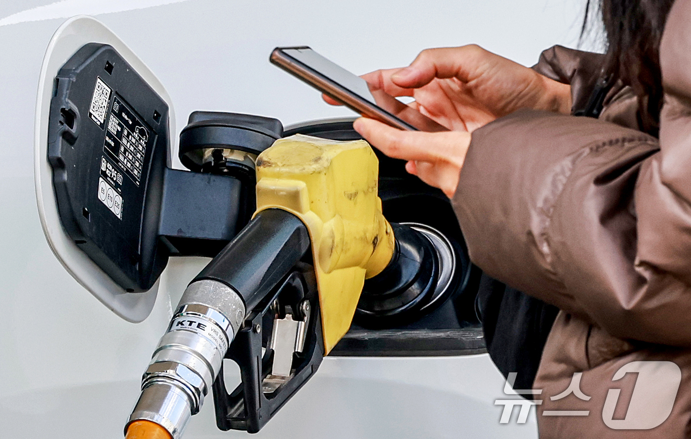 (서울=뉴스1) 이호윤 기자 = 중동 사태 장기화에 국제유가와 원료가격이 계속된 상승세를 보인 25일 서울 시내의 한 주유소의 모습. 2026.3.25/뉴스1