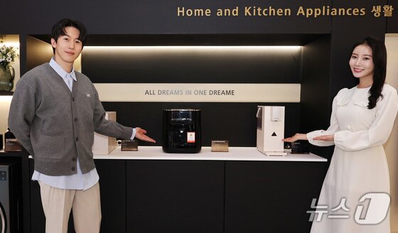 본문 이미지 - 25일 오전 서울 송파구 롯데월드몰 1층 아트리움에 문을 연 스마트홈 청소 가전 브랜드 '드리미'의 팝업스토어에서 모델들이 에어프라이어 'AF30'과 정수기 'C10' 등 제품을 소개하고 있다. 2026.3.25/뉴스1 구윤성 기자