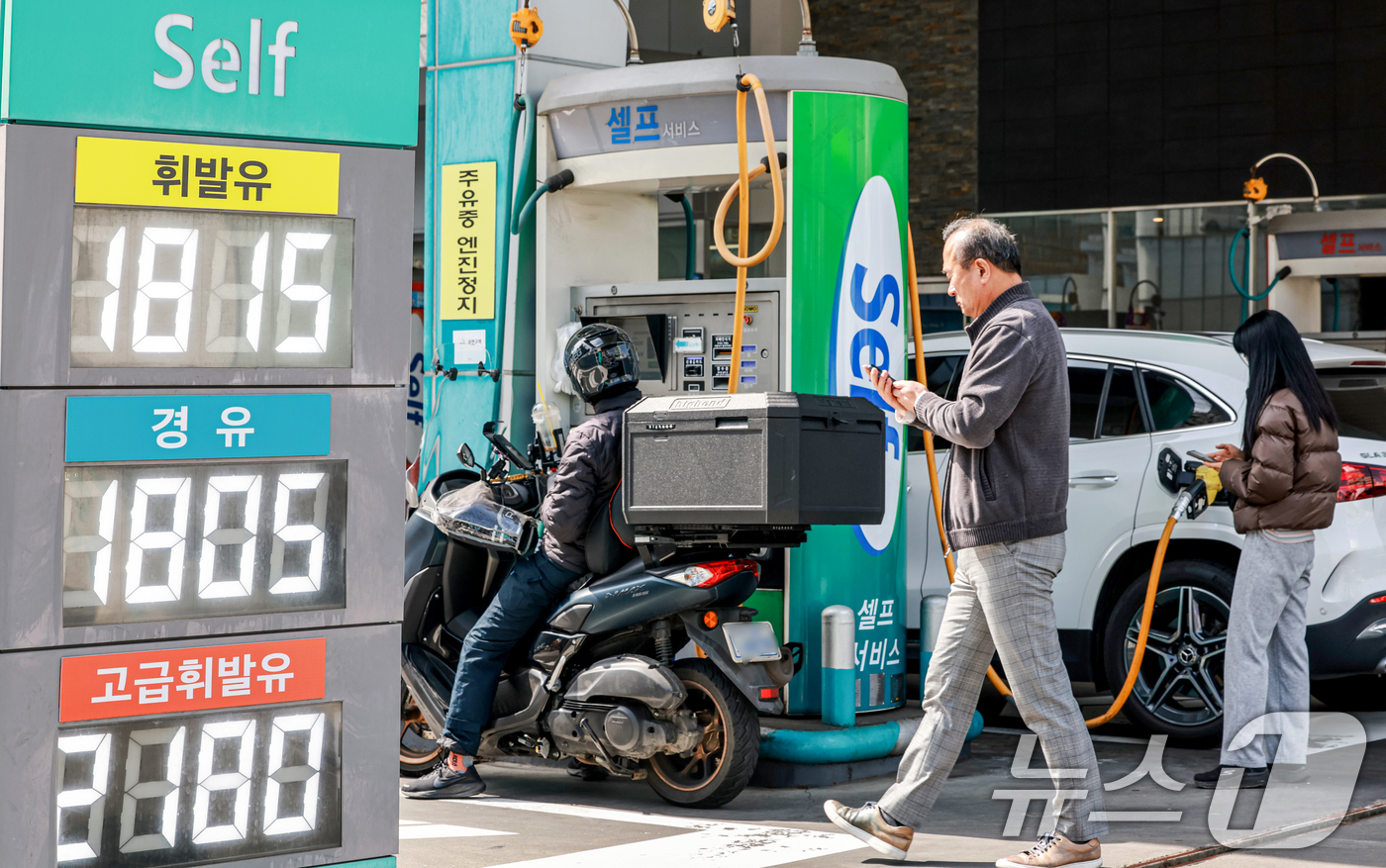 (서울=뉴스1) 이호윤 기자 = 중동 사태 장기화에 국제유가와 원료가격이 계속된 상승세를 보인 25일 서울 시내의 한 주유소의 모습. 2026.3.25/뉴스1